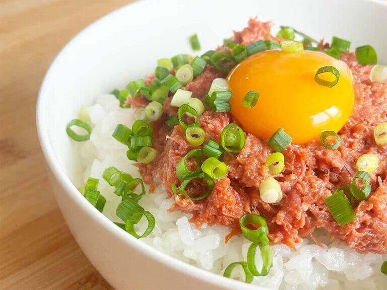 【メンズレシピ】コンビーフのユッケ丼