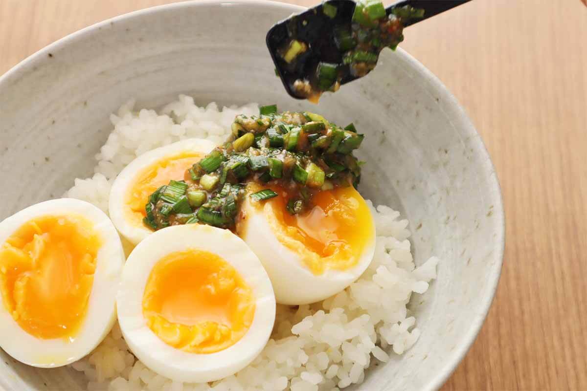 【メンズレシピ】辛味噌麻薬たまご丼