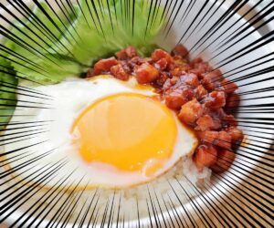 「100円以下で食べたいー!!」目をとじて食べたら“あの味”【節約男子のロコモコ丼】