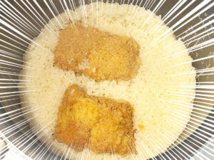 「ファミチキをドーーン！！」ヤバすぎる《炊飯器レシピ》が爆誕してしまった………。
