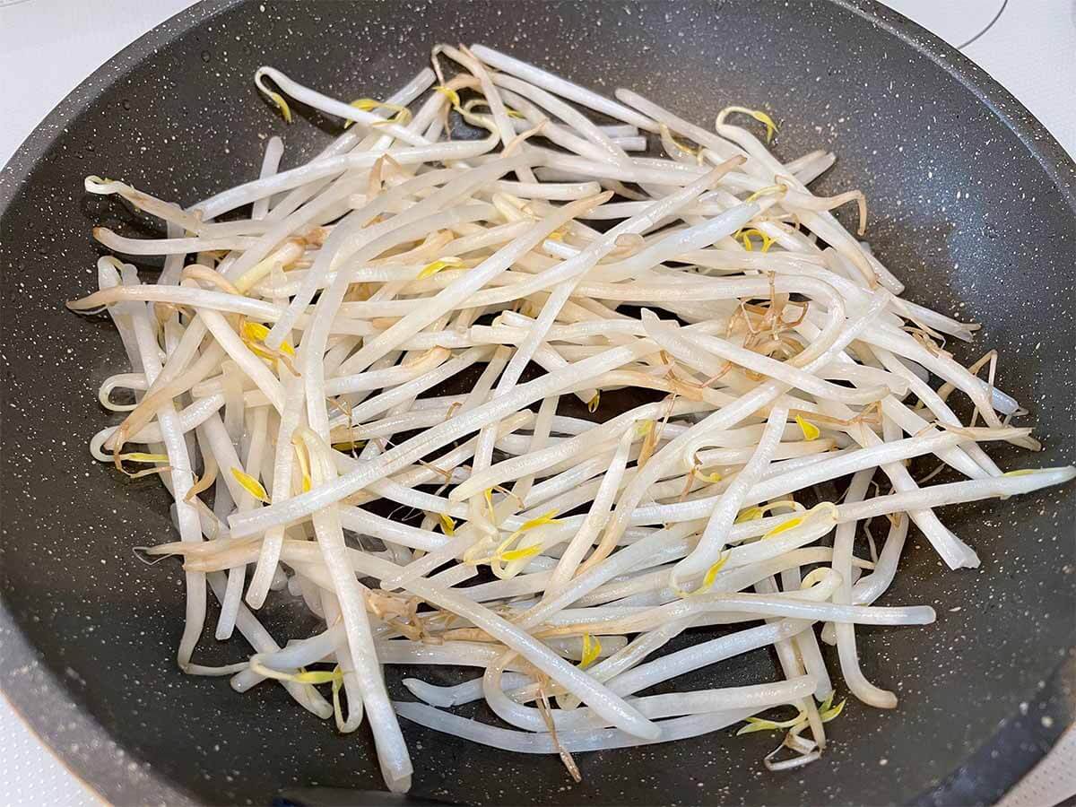 【メンズレシピ】もやしの卵とじ丼