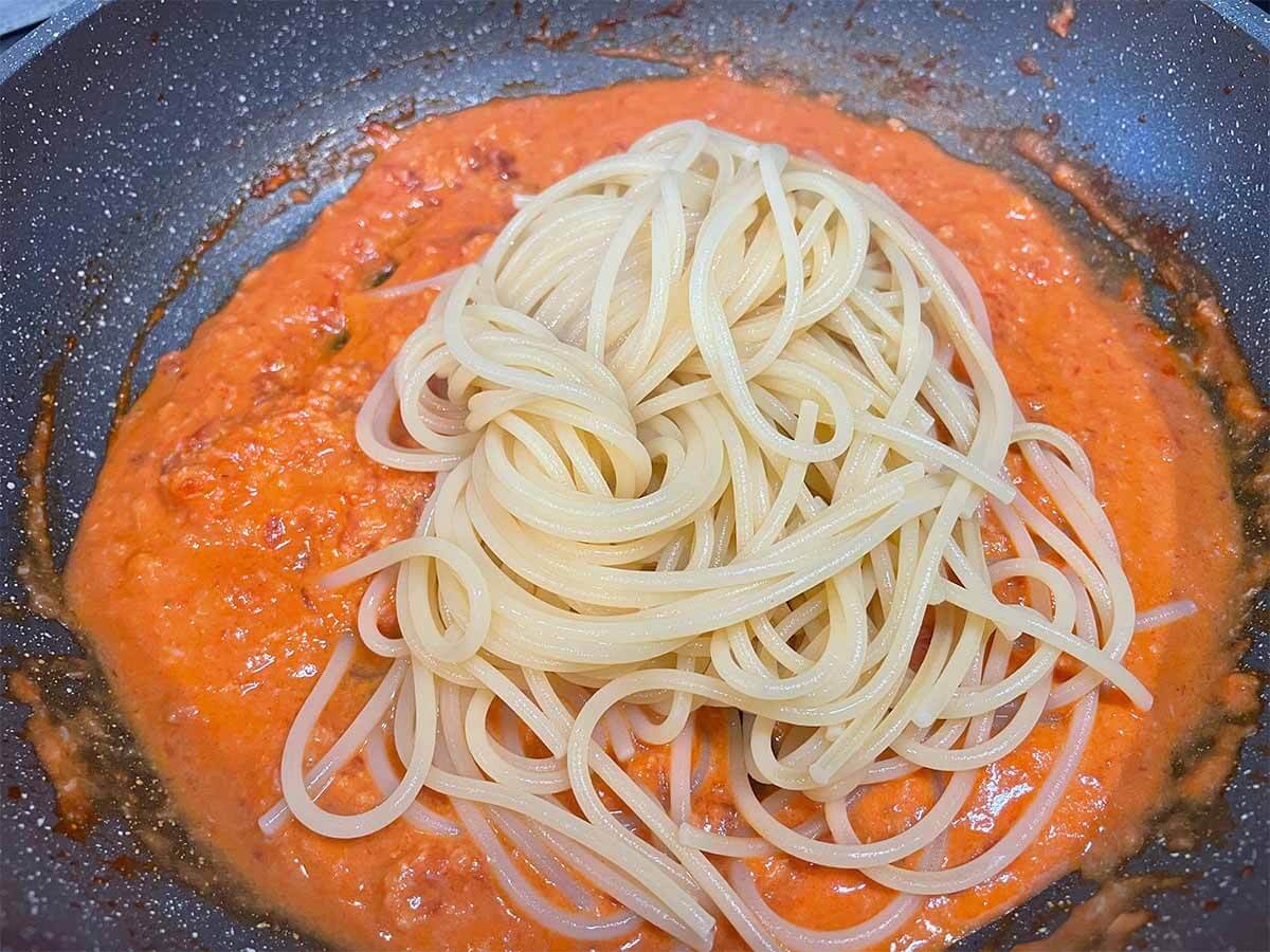 【メンズレシピ】カニのトマトクリームパスタ