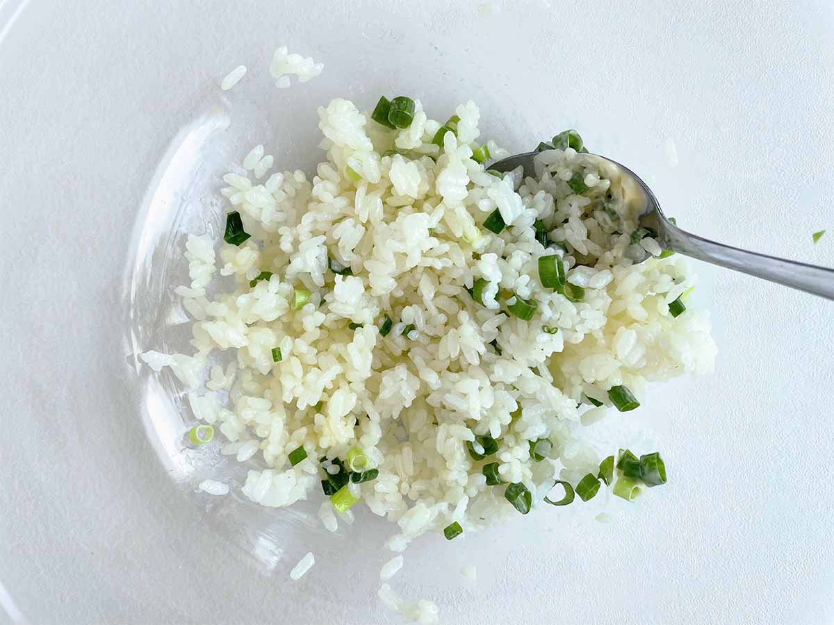 【メンズレシピ】醤油マヨネーズ味の肉巻きおにぎり