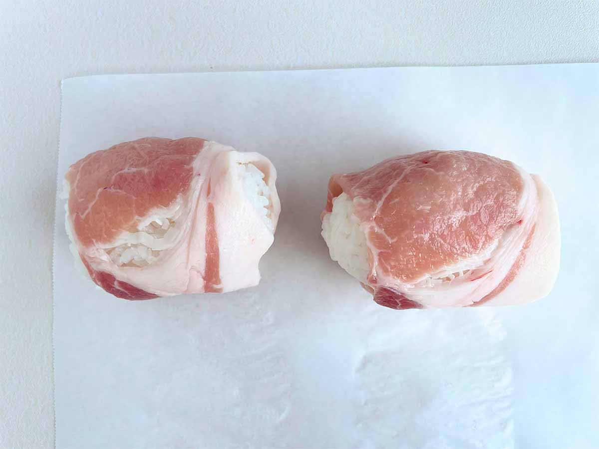 【メンズレシピ】ポークチャップ味の肉巻きおにぎり