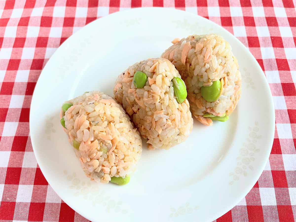 【メンズレシピ】鮭と枝豆のおにぎり