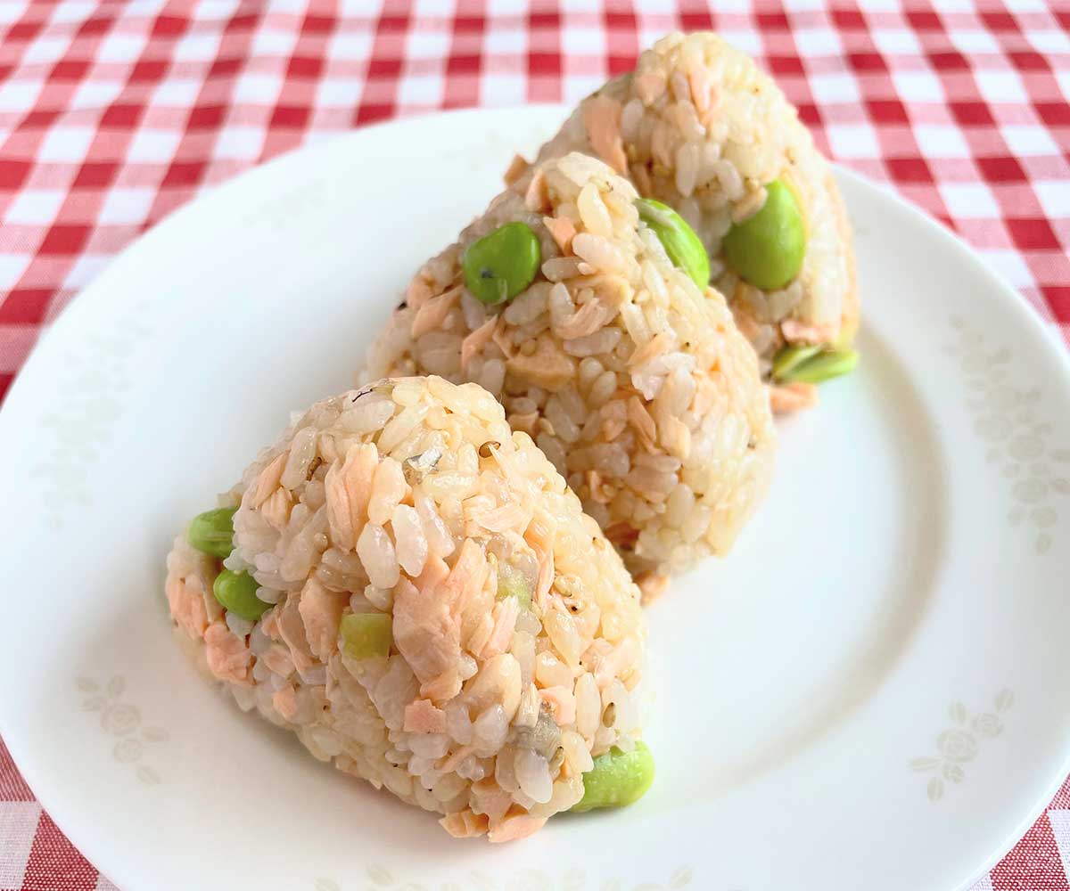 【メンズレシピ】鮭と枝豆のおにぎり