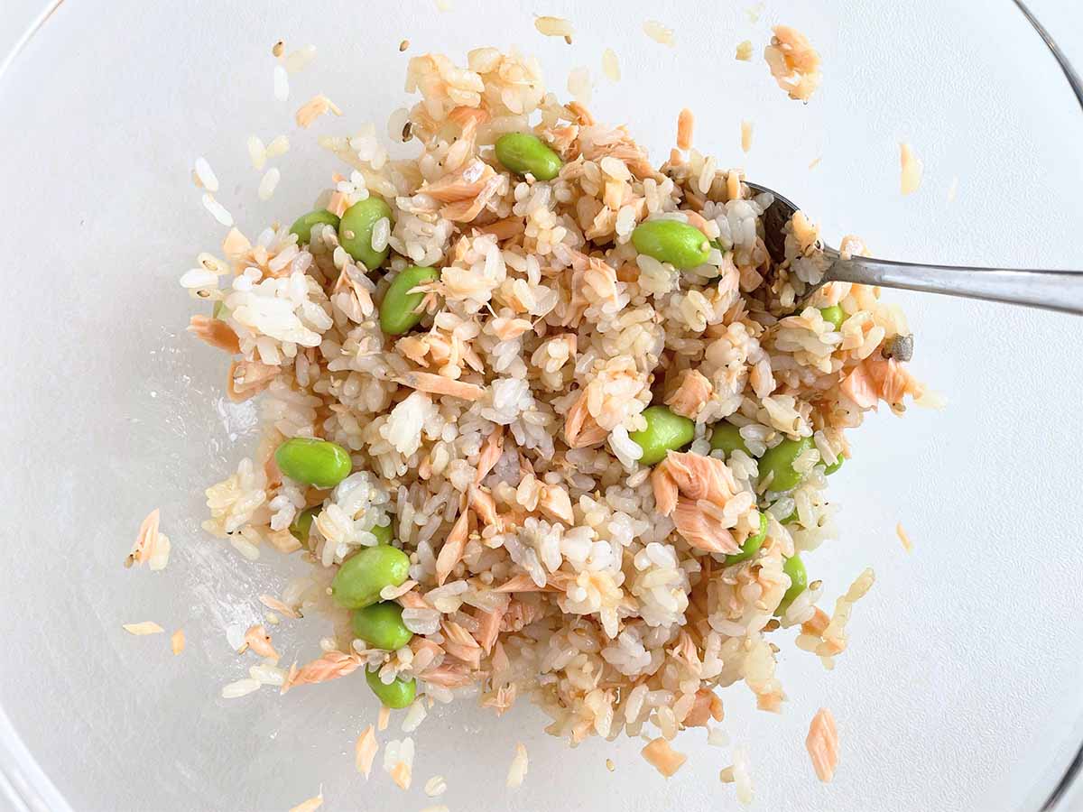 【メンズレシピ】鮭と枝豆のおにぎり