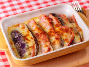 【夏野菜レシピ】簡単でおいしい！なすとトマトの夏グラタン