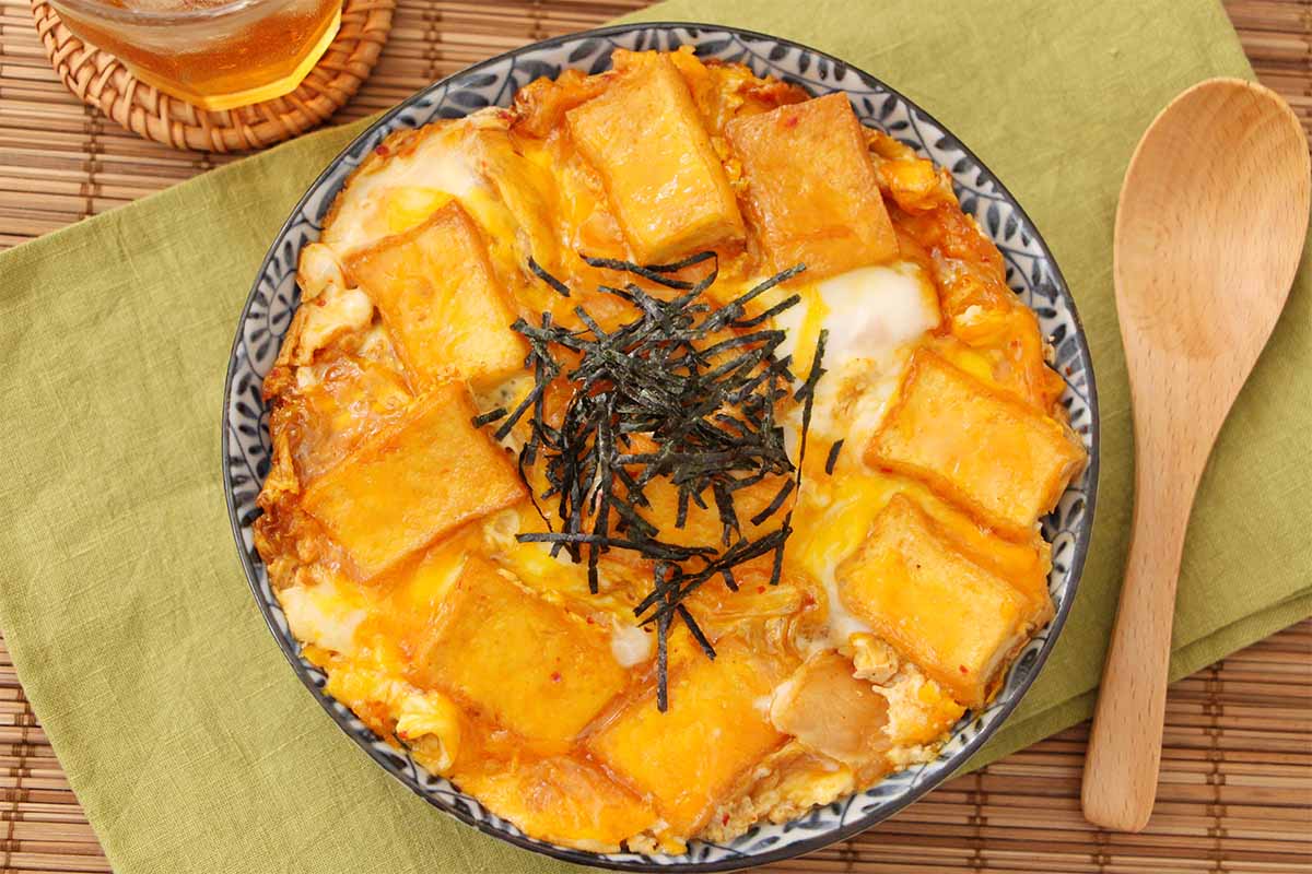 【メンズレシピ】ピリ辛キムチの厚揚げ親子丼