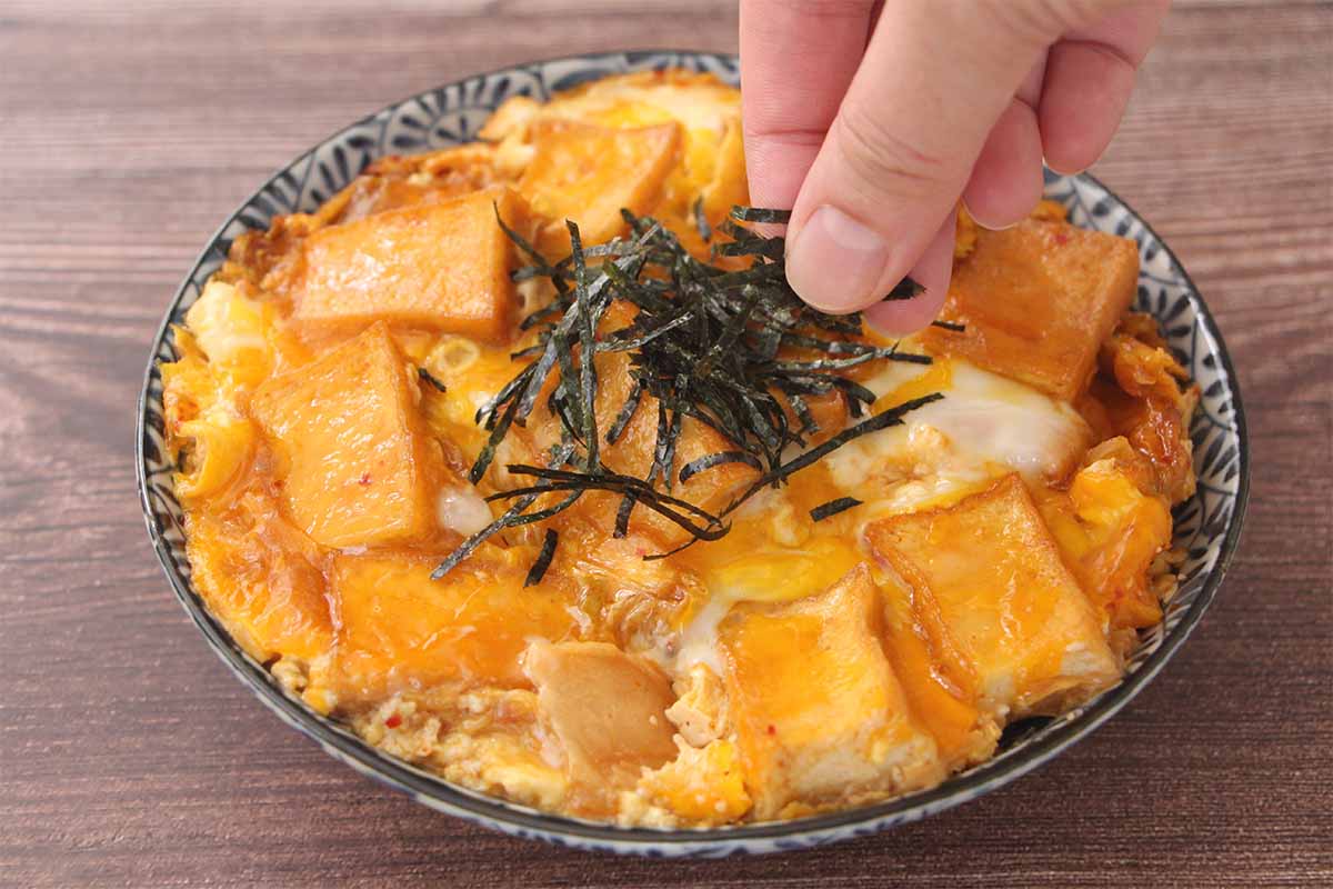 【メンズレシピ】ピリ辛キムチの厚揚げ親子丼