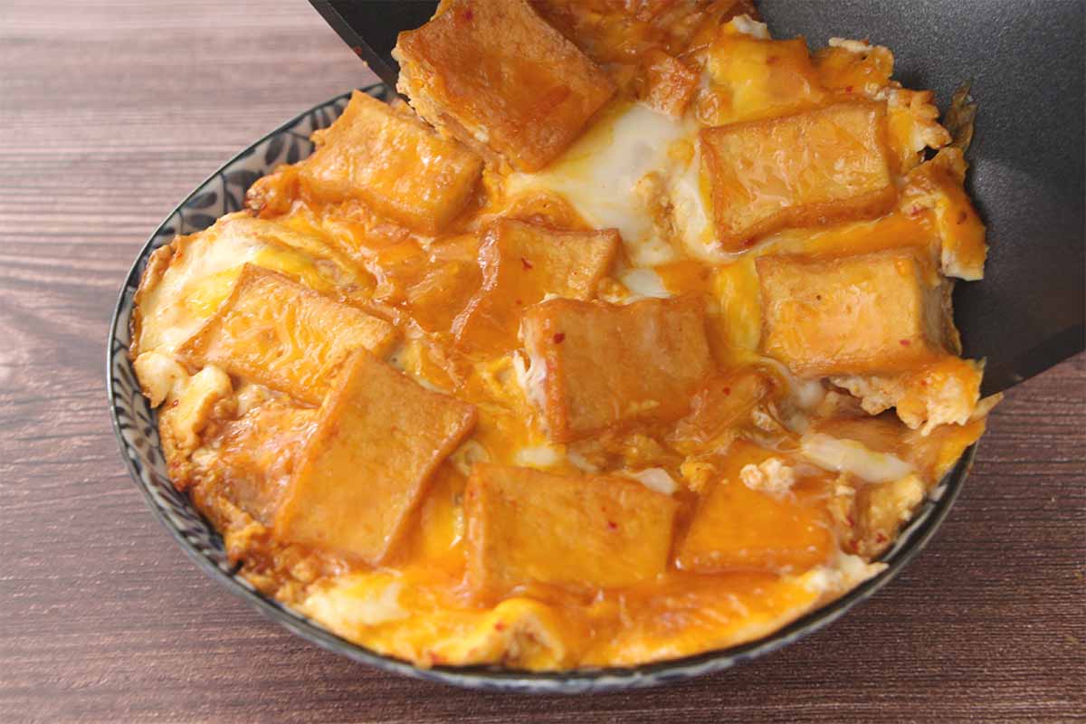 【メンズレシピ】ピリ辛キムチの厚揚げ親子丼