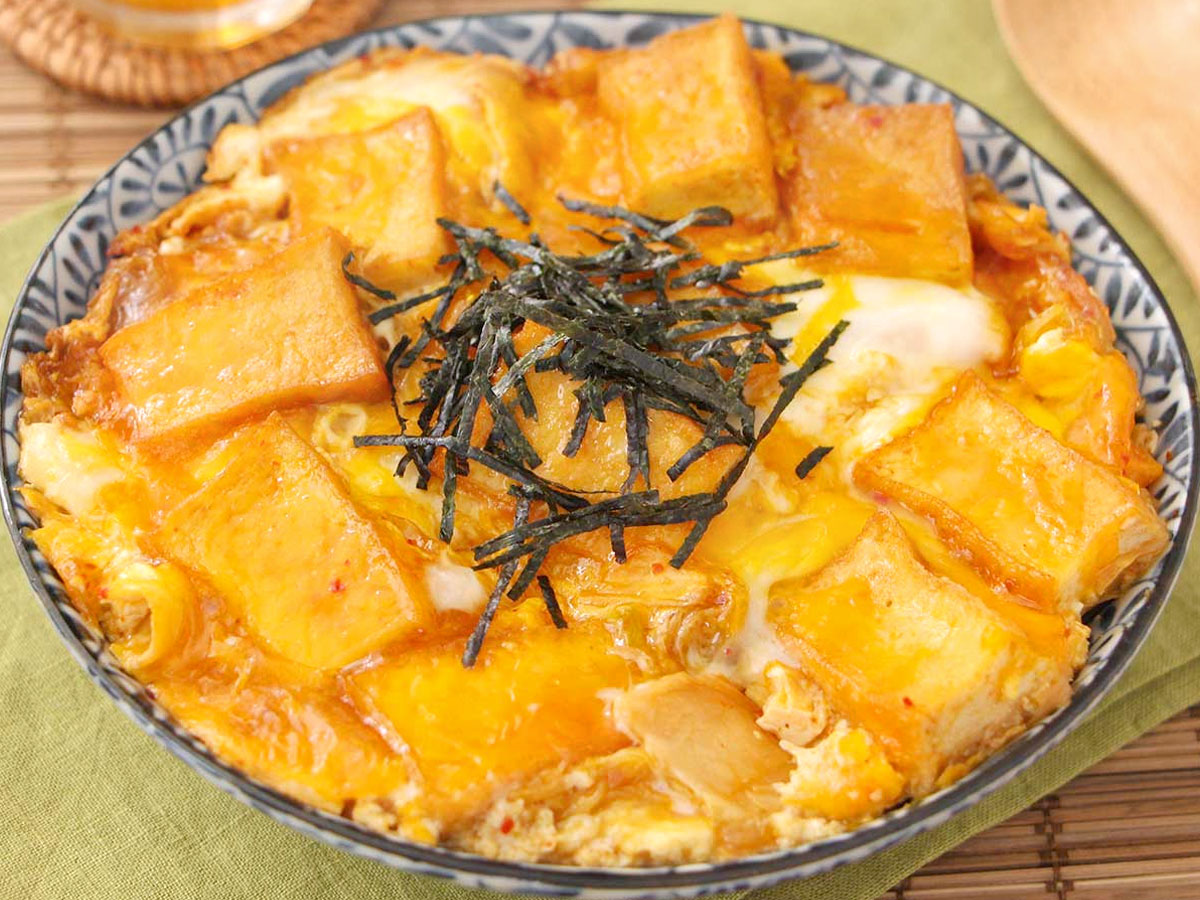 【肉なし親子丼】厚揚げ×ピリ辛でガッツリ満足！節約にも◎