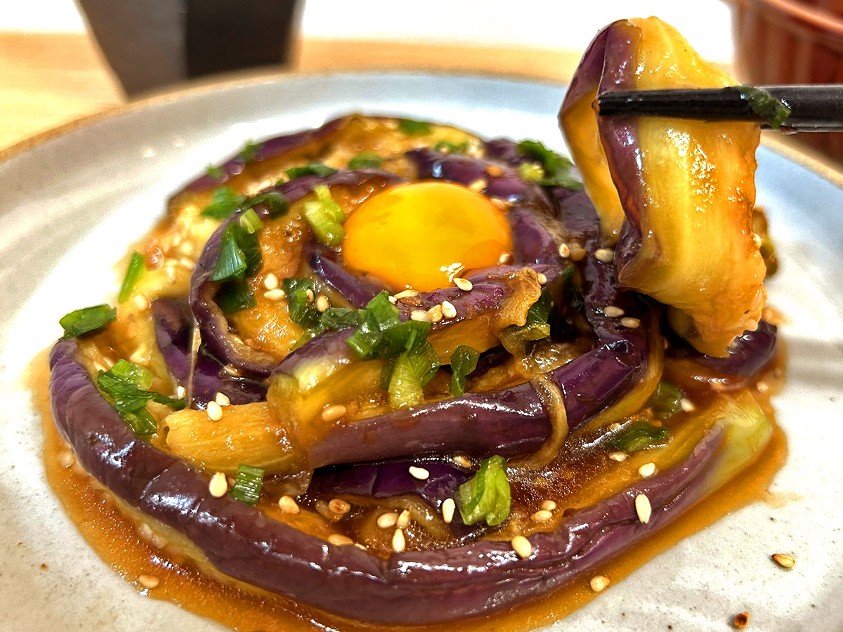 【レンジで簡単】なすの贅沢ユッケ風レシピ！火も包丁も不要