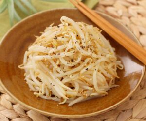 【晩酌がとまらん!】レンジでチンして混ぜるだけ、旨辛もやしがビール泥棒すぎる