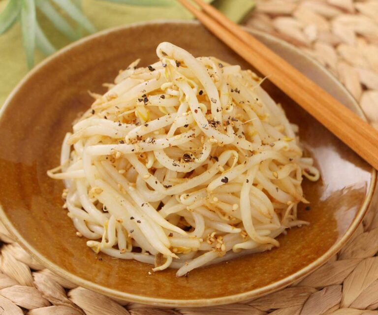 【晩酌がとまらん！】レンジでチンして混ぜるだけ、旨辛もやしがビール泥棒すぎる