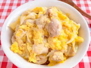 【脱・めんつゆ味！】ふわり優しく染みわたる『白だし』で作る親子丼が正解だった。