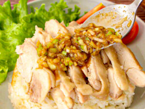 【何もない日が最高の夜に】ねぎだれ香るカオマンガイ。作業5分で炊飯器におまかせ