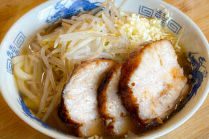 【中毒性抜群】ニンニクと煮豚が主役の「ガッツリ系うどん」おいおい最高かよ