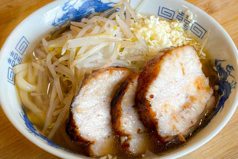 【中毒性抜群】ニンニクと煮豚が主役の「ガッツリ系うどん」おいおい最高かよ