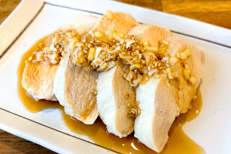 悪いこと言わないからビールを買って。ニンニク＆ラー油に溺れる「禁断の鶏むね肉」