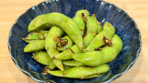 【晩酌がとまらん!】指までしゃぶりたい。背徳のループ「ガーリック枝豆」レシピ