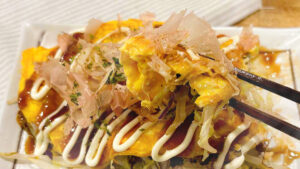 サッと簡単「とんぺい焼き」チーズが香り、卵とろり。ハイボールが止まらない──。