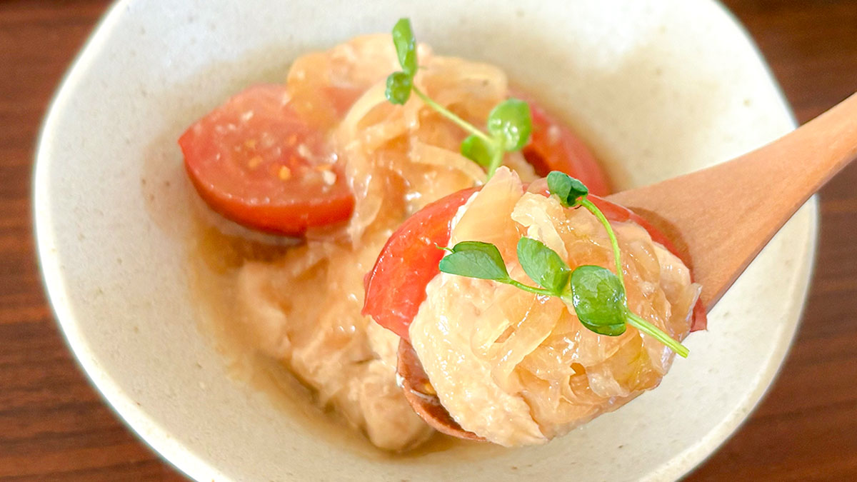 「あぁ、もう最高だ──。」鶏むね肉が喉を滑り落ちる『爽快トマトナムル』レシピ