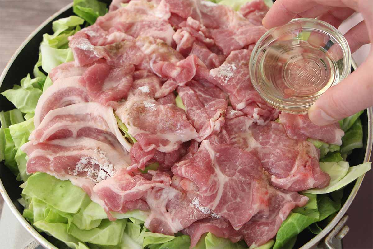 大原千鶴さん「豚肉と春キャベツのオイル蒸し」