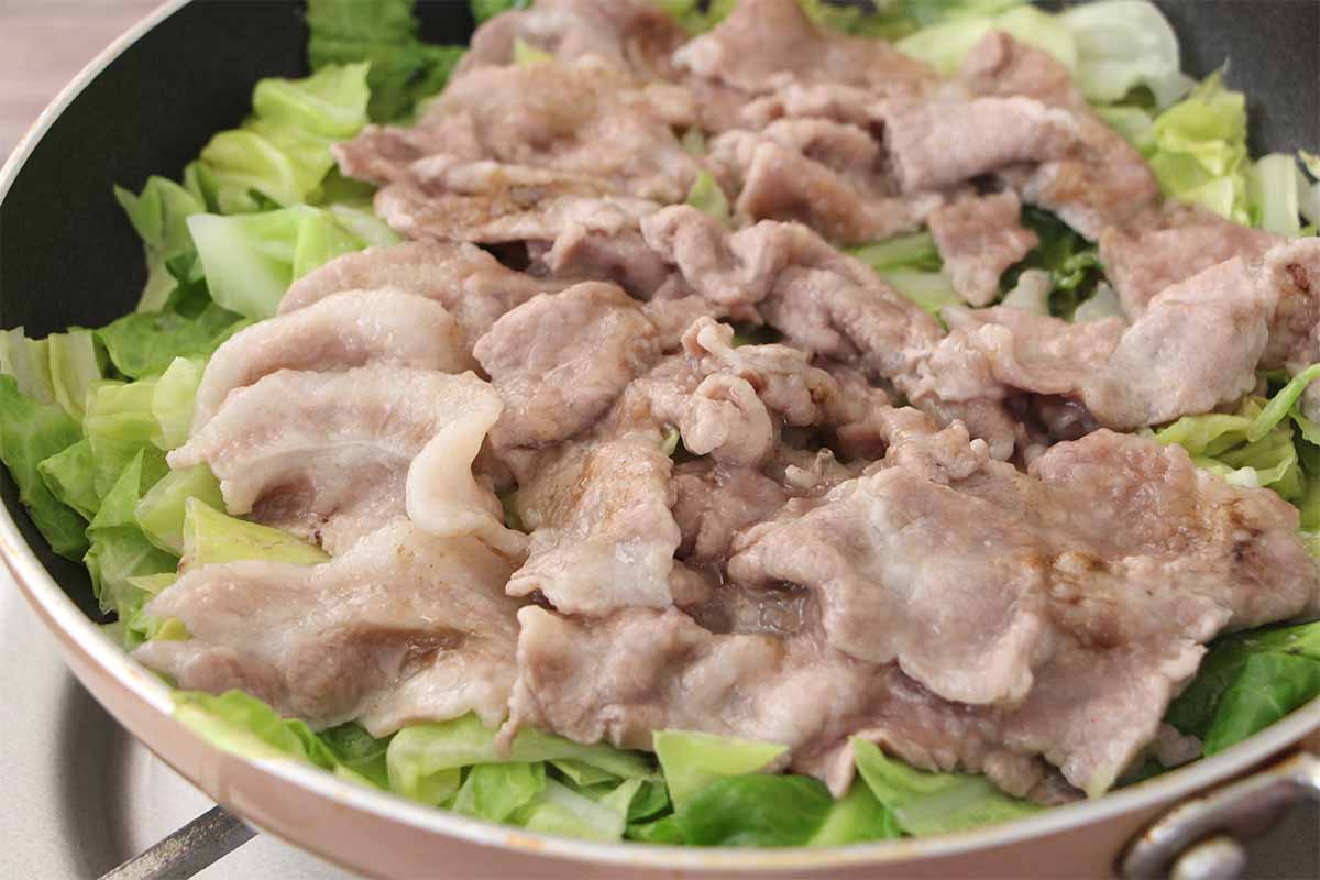 大原千鶴さん「豚肉と春キャベツのオイル蒸し」