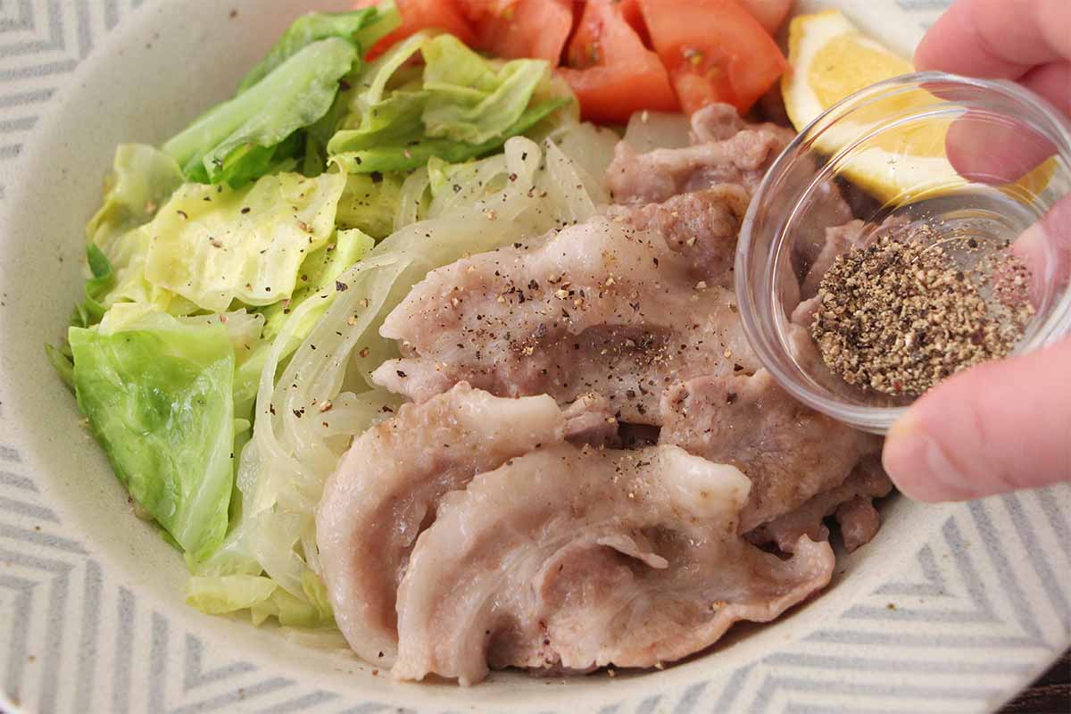 大原千鶴さん「豚肉と春キャベツのオイル蒸し」