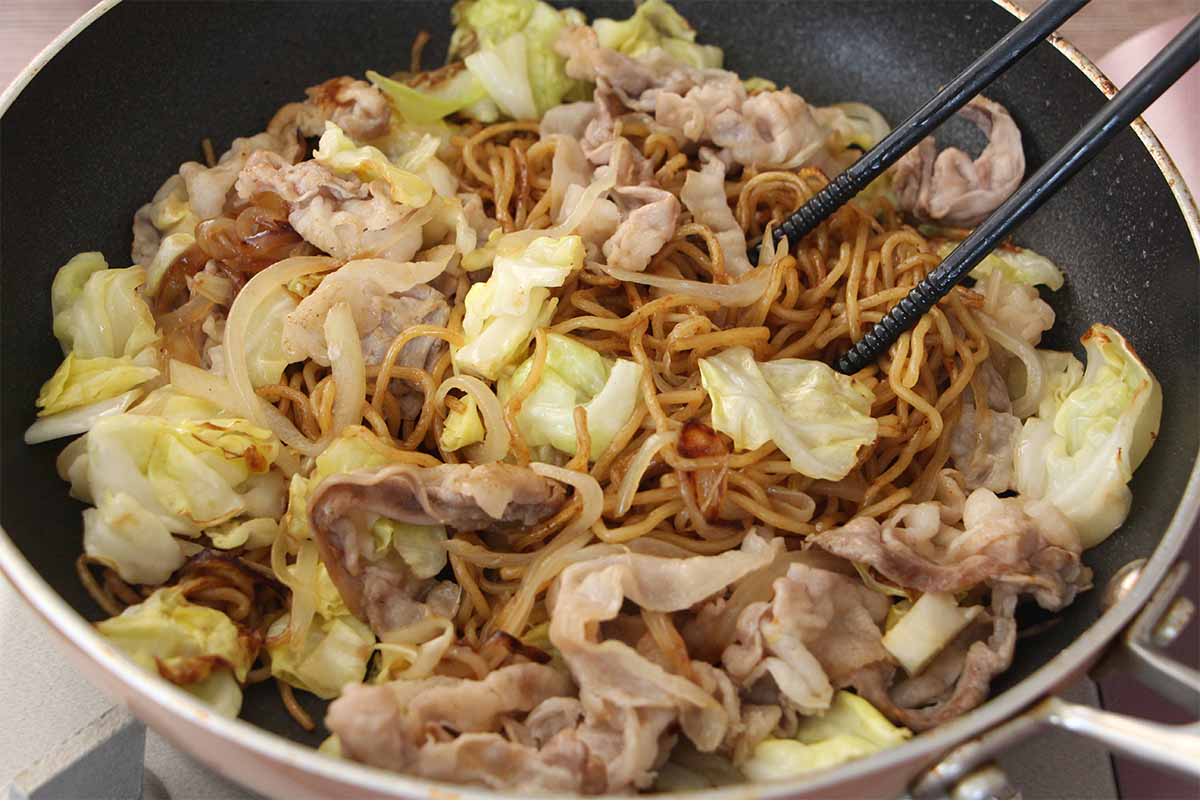 コウケンテツさん「市販の袋麺とソースで最高に美味しい焼きそば」