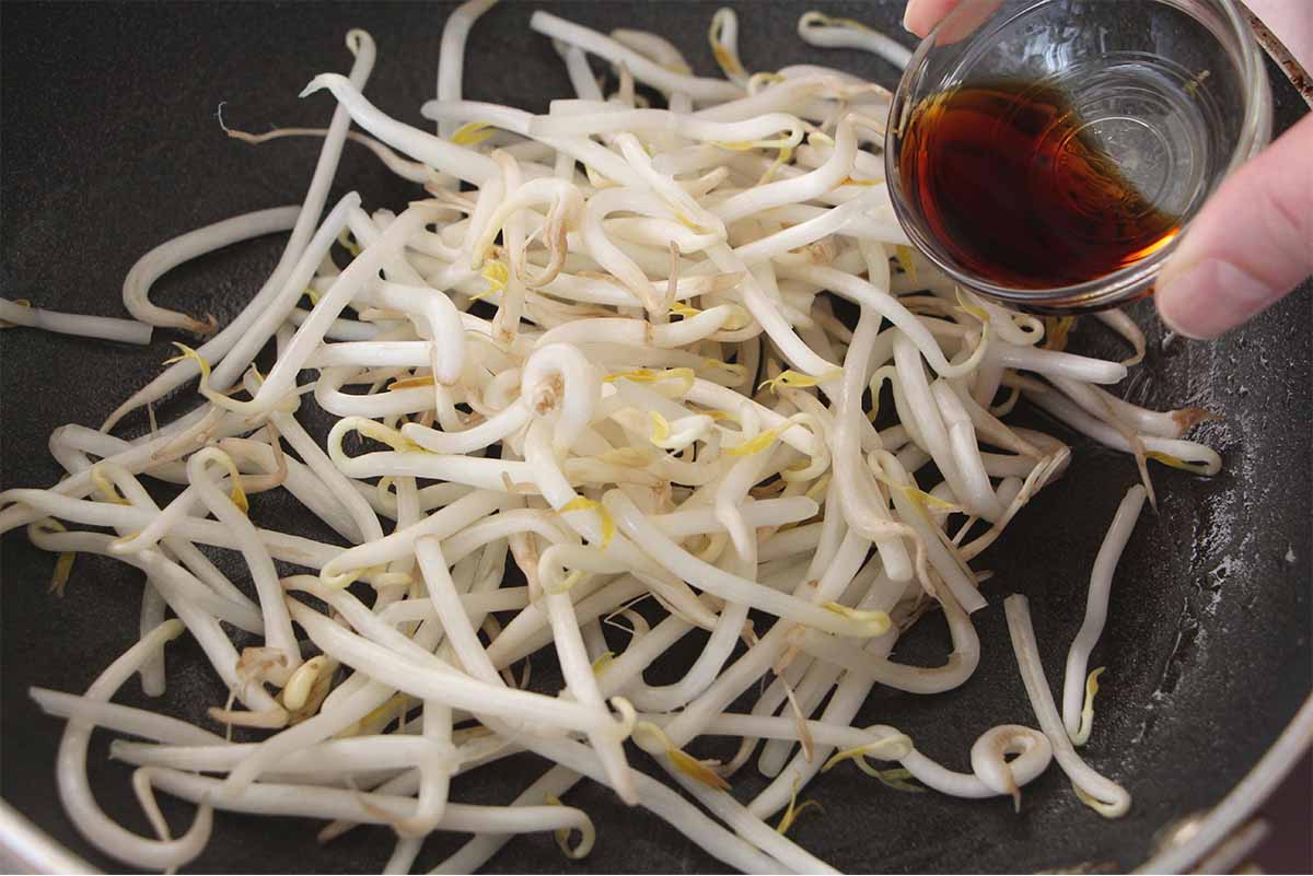 コウケンテツさん「市販の袋麺とソースで最高に美味しい焼きそば」