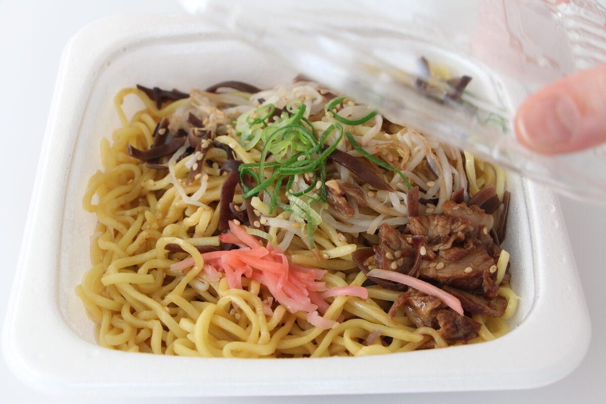 ファミリーマート「黒マー油が香る　豚骨焼ラーメン」