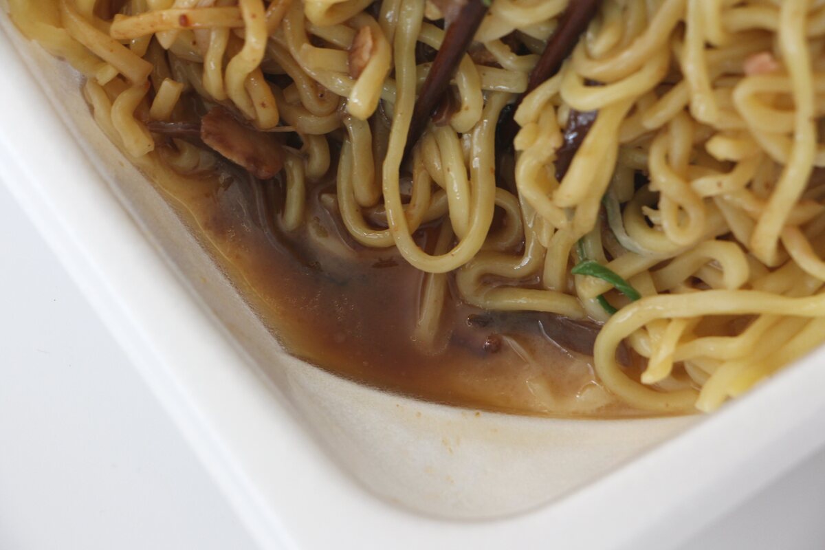 ファミリーマート「黒マー油が香る　豚骨焼ラーメン」