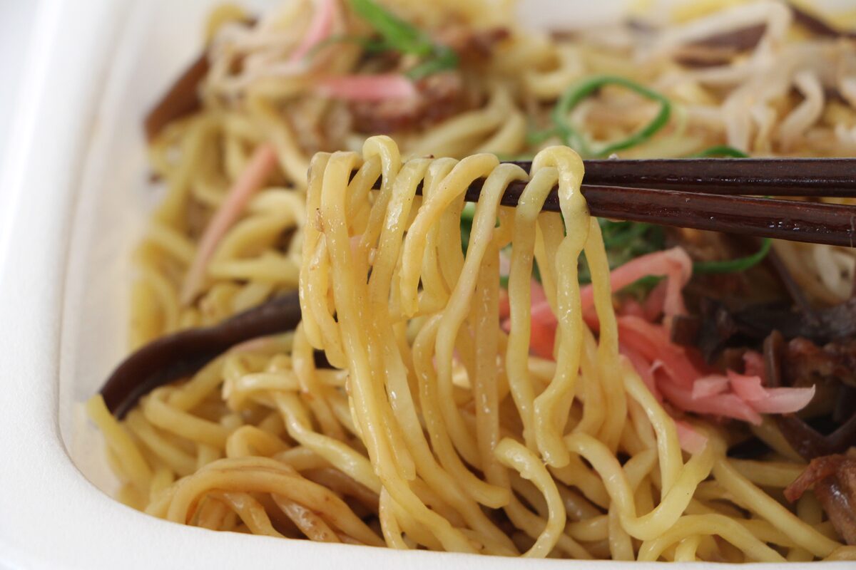 ファミマ黒マー油が香る　豚骨焼ラーメン
