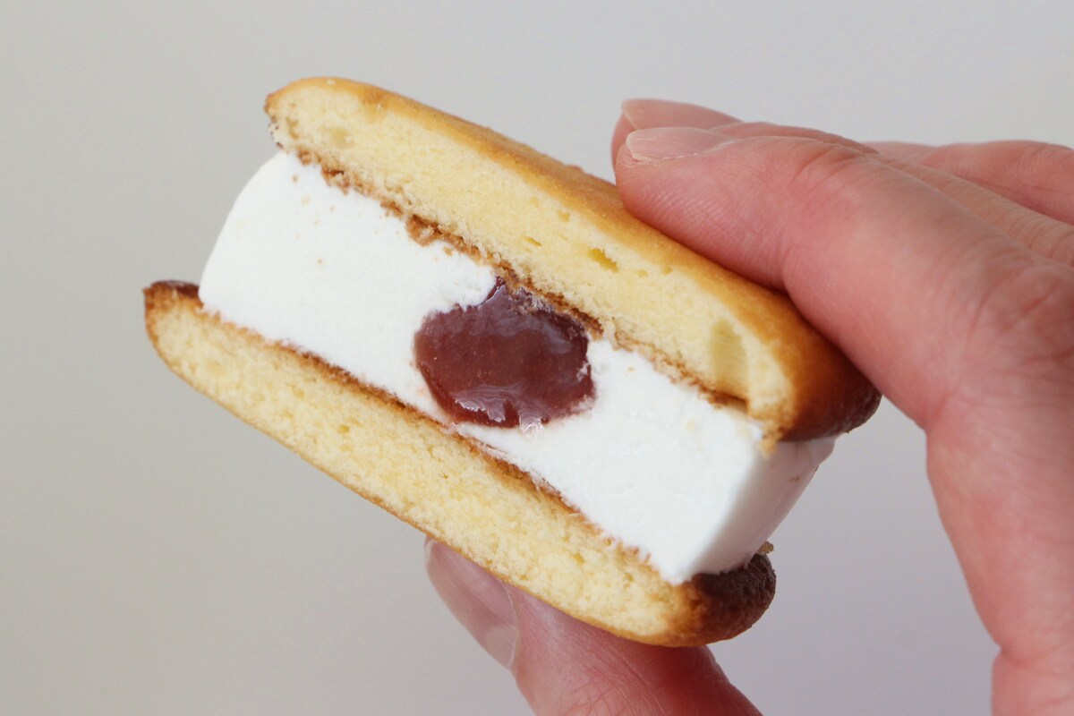 ファミリーマート「ロッテ 銀座コージーコーナー監修 苺のショートケーキサンド」