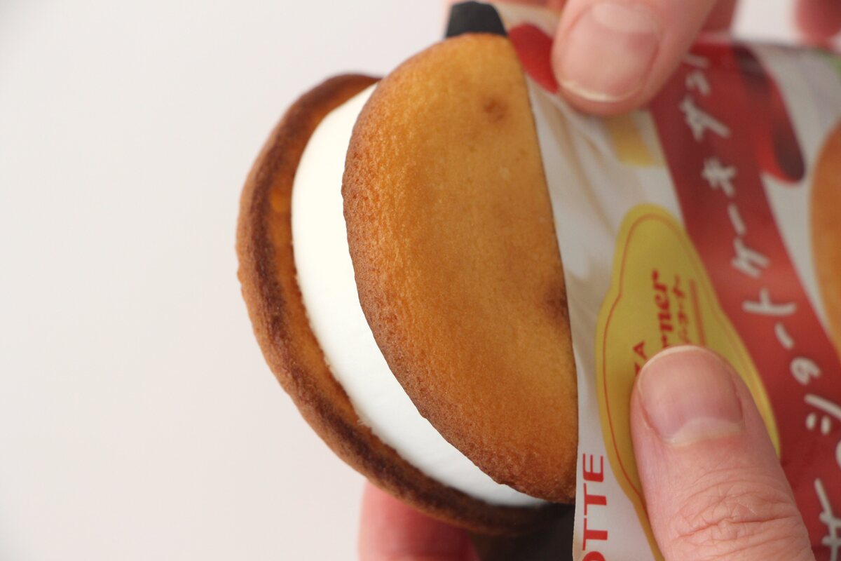 ファミリーマート「ロッテ 銀座コージーコーナー監修 苺のショートケーキサンド」