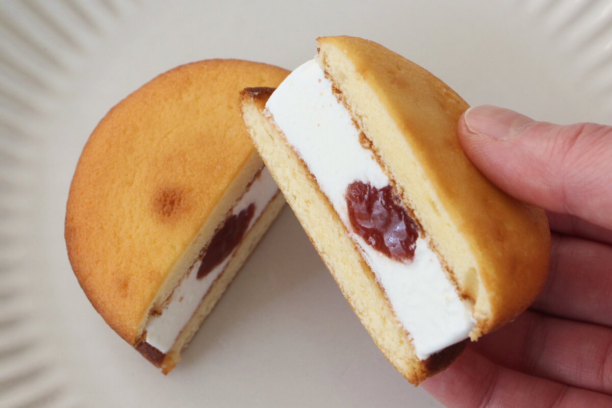 ファミリーマート「ロッテ 銀座コージーコーナー監修 苺のショートケーキサンド」