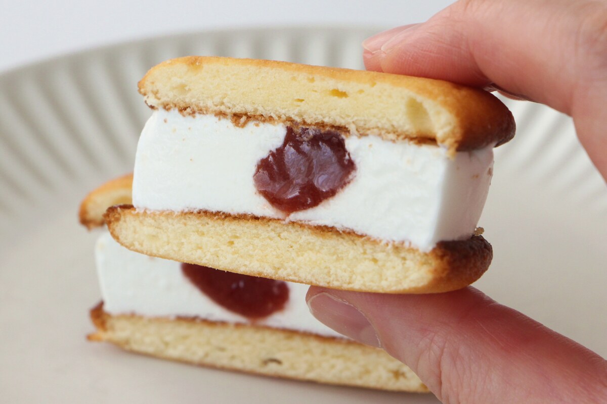 ファミリーマート「ロッテ 銀座コージーコーナー監修 苺のショートケーキサンド」