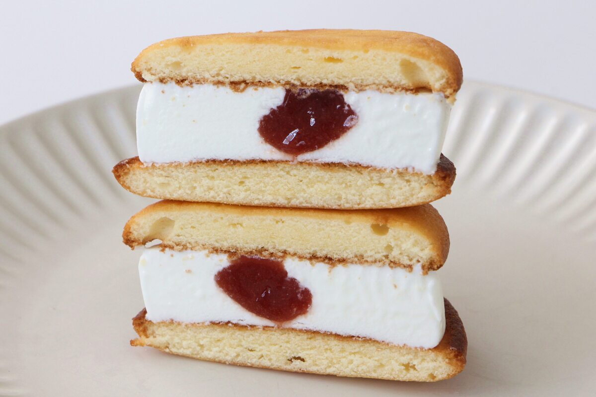 ファミリーマート「ロッテ 銀座コージーコーナー監修 苺のショートケーキサンド」