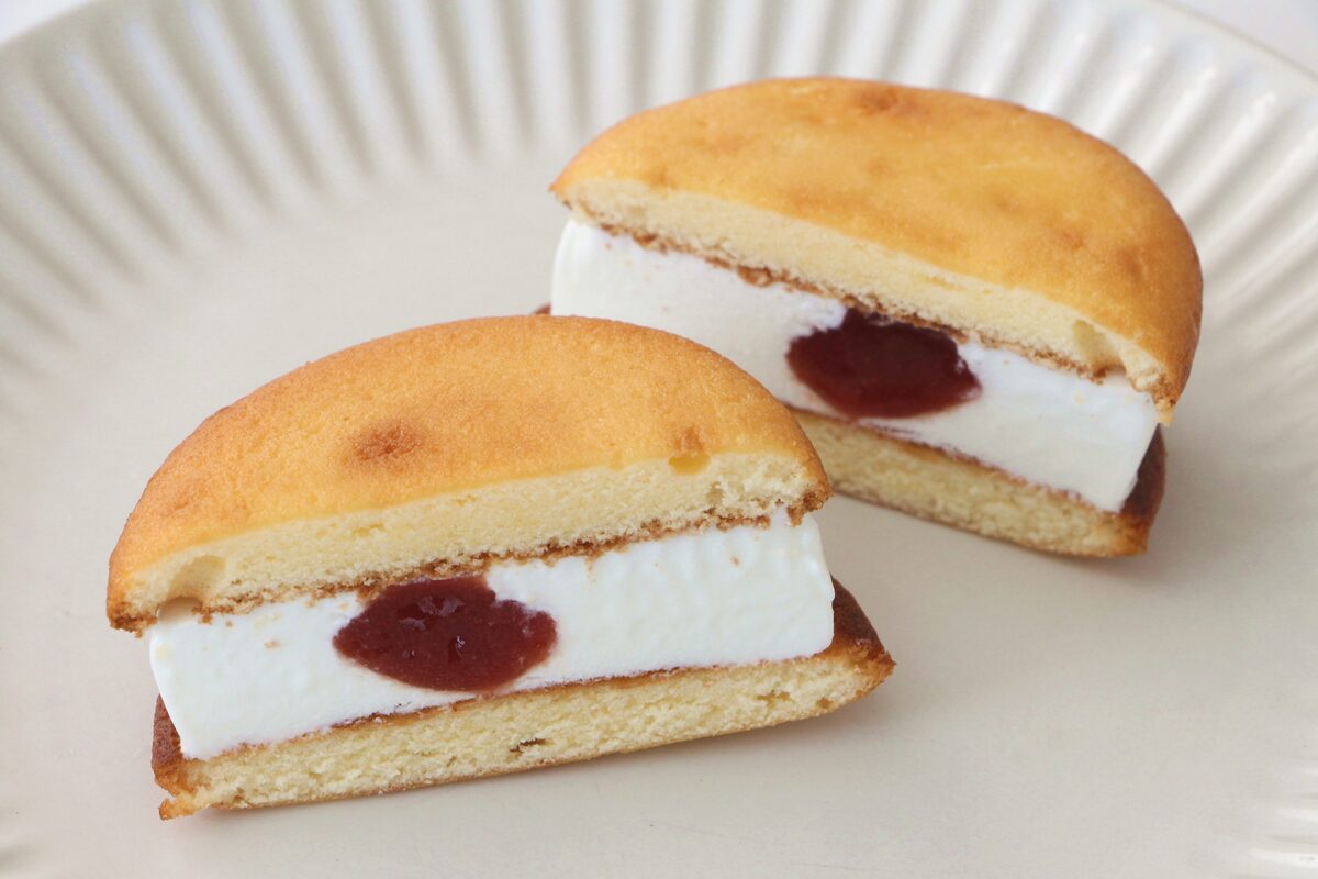 ファミリーマート「ロッテ 銀座コージーコーナー監修 苺のショートケーキサンド」