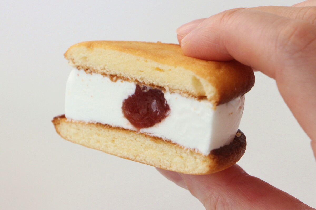 ファミリーマート「ロッテ 銀座コージーコーナー監修 苺のショートケーキサンド」