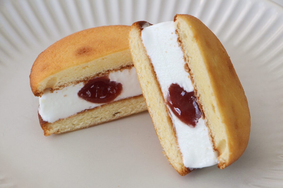 ファミリーマート「ロッテ 銀座コージーコーナー監修 苺のショートケーキサンド」