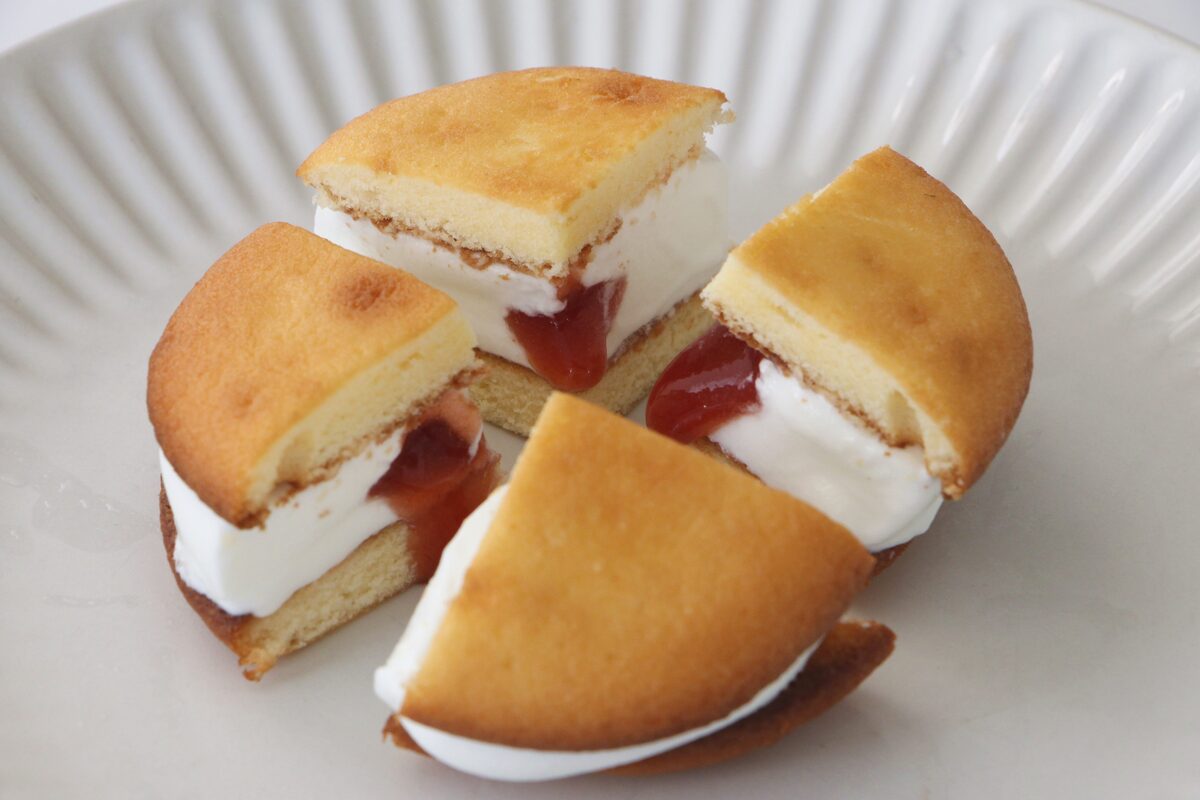 ファミリーマート「ロッテ 銀座コージーコーナー監修 苺のショートケーキサンド」