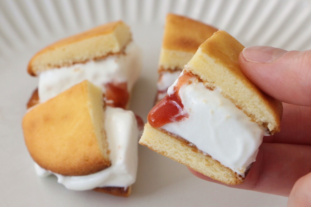 ファミリーマート「ロッテ 銀座コージーコーナー監修 苺のショートケーキサンド」