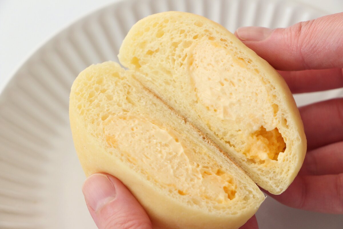 ローソン「クリームたっぷり!ふわもち冷やしクリームパン ダブルカスタード」