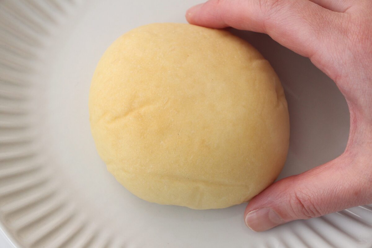 ローソン「クリームたっぷり!ふわもち冷やしクリームパン ダブルカスタード」