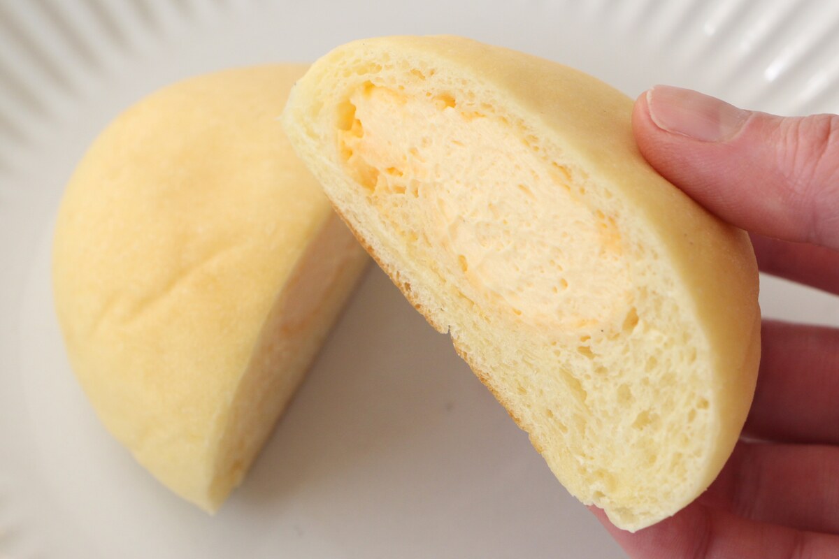 ローソン「クリームたっぷり!ふわもち冷やしクリームパン ダブルカスタード」