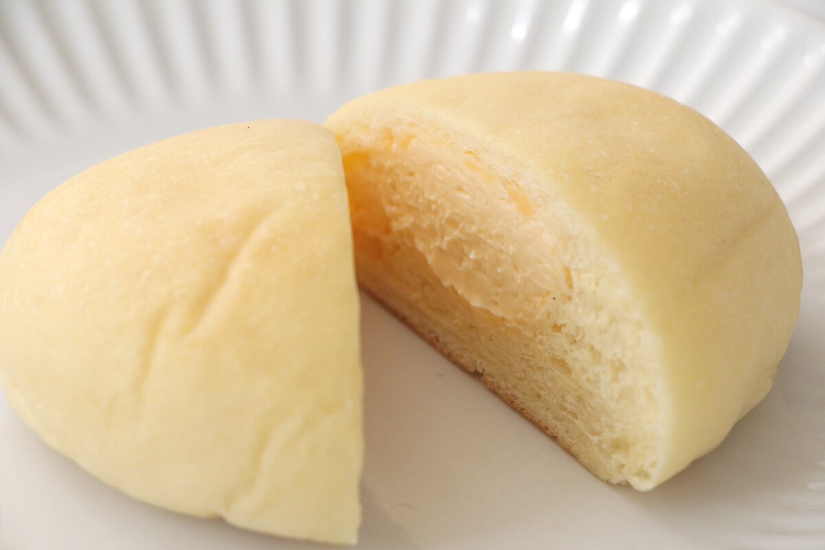 ローソン「クリームたっぷり!ふわもち冷やしクリームパン ダブルカスタード」