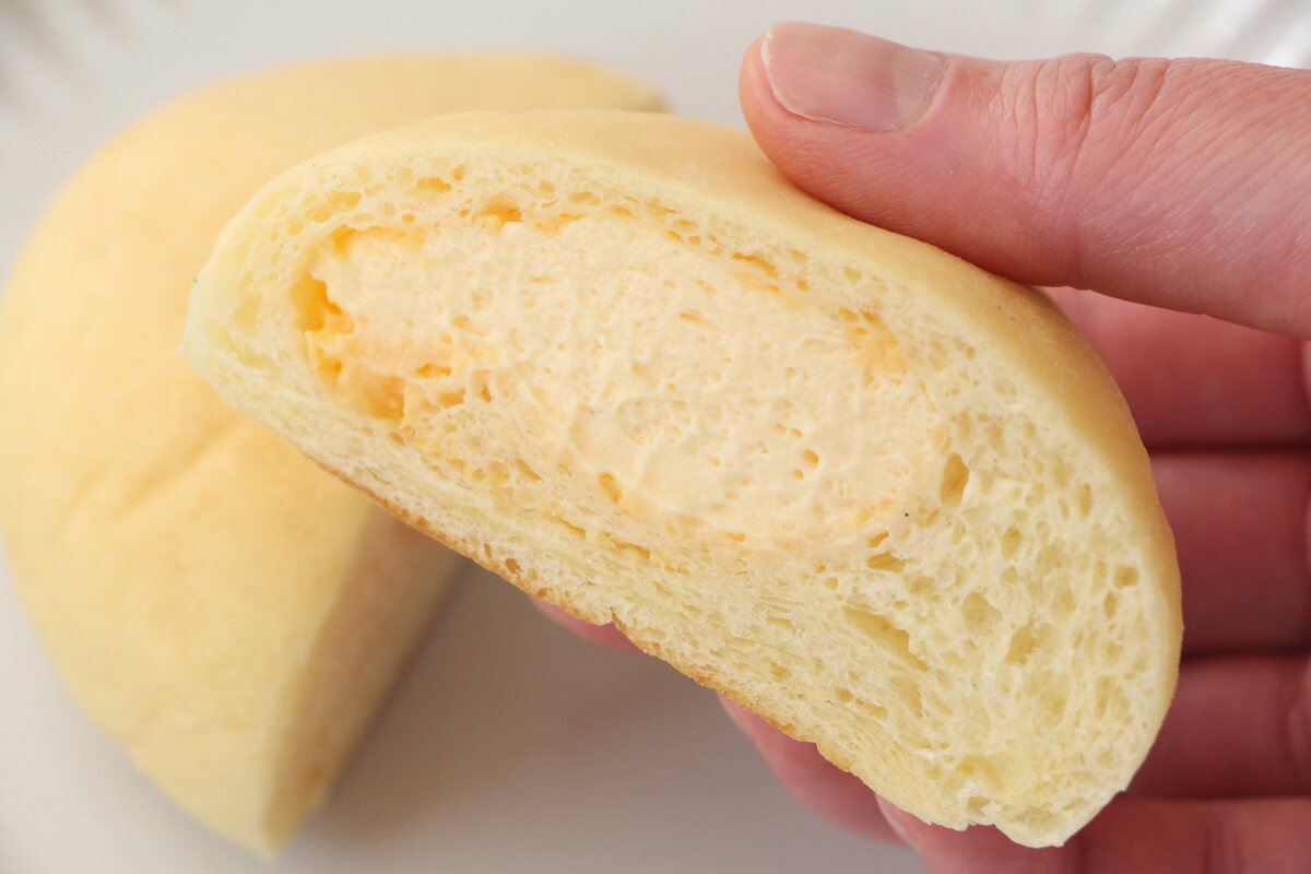 ローソン「クリームたっぷり!ふわもち冷やしクリームパン ダブルカスタード」